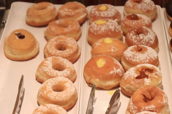 Zwei Verschiedene Donuts Auf Einem Tablett Buffet Eines Kreuzfahrtschiffes — Stockfoto