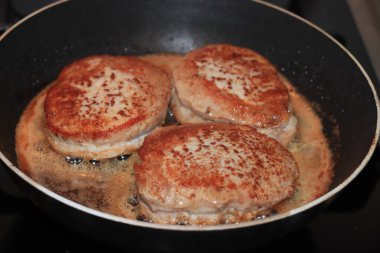 Bir tavada üç parça et.