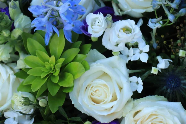 Arranjo Flor Branco Azul Casamento Rosas Brancas Larkspur Azul — Fotografia de Stock
