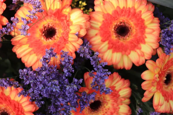 Gerberas Laranja Flores Roxas Arranjo Flores Casamento — Fotografia de Stock