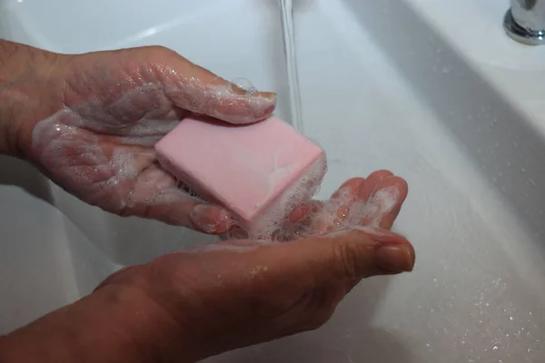 Facet Myje Ręce Pociera Mydłem Żeby Zapobiec Wirusowi Corony Higiena — Zdjęcie stockowe