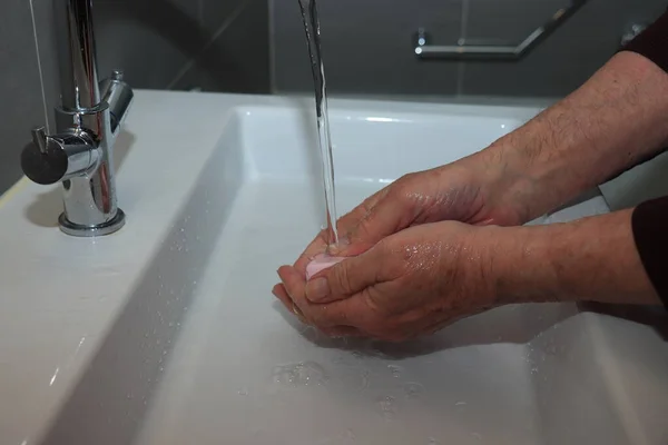 Een Man Die Handen Wrijft Met Zeep Als Preventie Van — Stockfoto