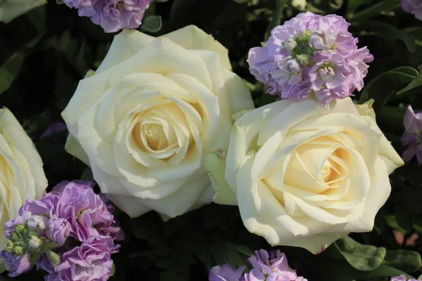 大きな結婚式の中心に白いバラと紫色の花 — ストック写真