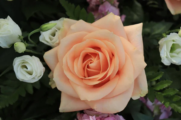 Pêssego Rosas Coloridas Uma Grande Peça Central Casamento — Fotografia de Stock