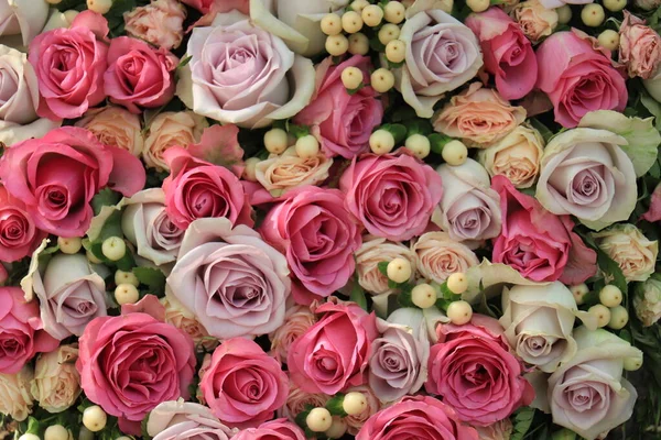 Roses Roses Violettes Dans Une Grande Pièce Maîtresse Mariage — Photo
