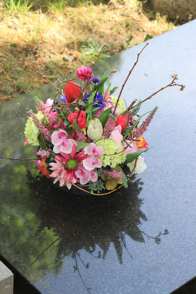 Gri Mermer Bir Mezarda Çok Renkli Cenaze Çiçekleri — Stok fotoğraf
