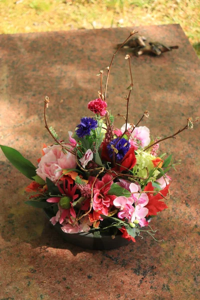 Multicolored Funeral Flowers Brown Marble Tomb — Stock Photo, Image