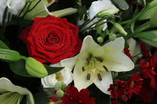 Vörös Rózsa Fehér Liliom Egy Nagy Esküvői Asztaldísz — Stock Fotó