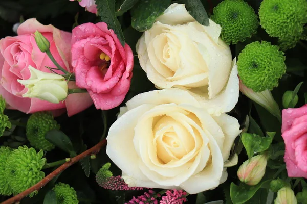 Vita Rosor Och Rosa Lisianthus Ett Stort Bröllop Mittpunkt — Stockfoto