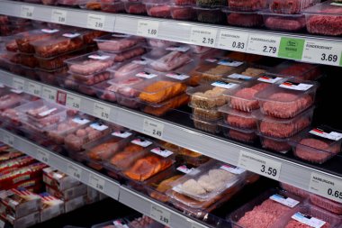 IJmuiden, Hollanda, 17th Ekim 2018: paketlenmiş et market buzdolabı farklı türde. Metin etiketleri hakkında: Felemenkçe, ürün bilgileri Euro fiyatları.
