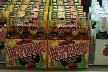 Beverwijk, Hollanda, 15 Aralık 2018, Desperado Tekila aromalı bira dükkânı. Etiketler: Hollanda 'da fiyat ve ürün bilgileri