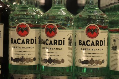 Beverwijk, Hollanda, 15 Aralık 2018: Bacardi Rum, şişe içinde alkollü içecekler bulunan likör dükkanı. Etiketler: Hollanda 'da fiyat ve ürün bilgileri
