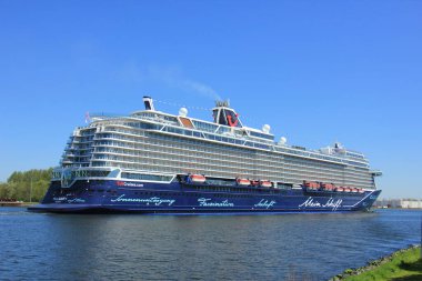 Velsen, Hollanda - 7 Mayıs 2018: Mein Schiff 1, Kuzey Deniz kanalda TUI yolculukları. Maiden Voyage.