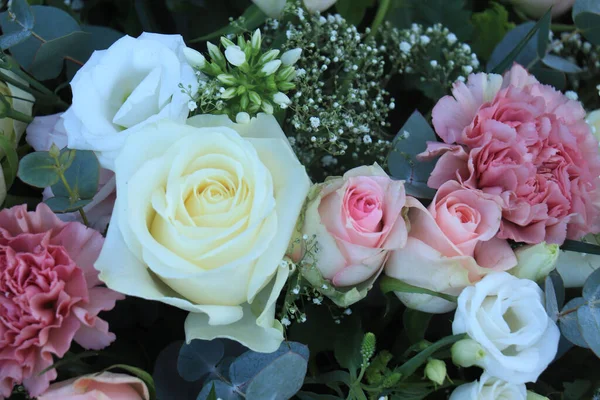 Rosa Branco Rosas Cravos Uma Grande Peça Central Casamento — Fotografia de Stock