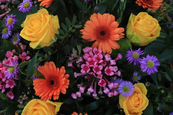 Arranjo Flores Nupciais Coloridas Gerberas Laranja Rosas Amarelas Astros Roxos — Fotografia de Stock