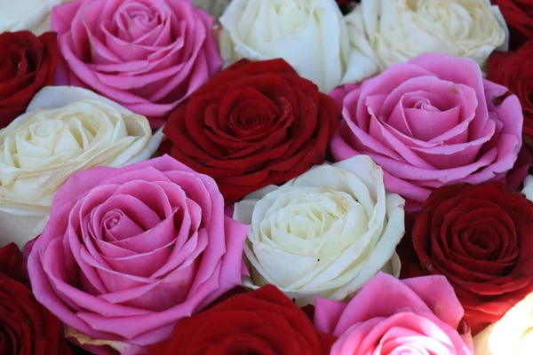 Układ Kwiatów Ślubnych Róże Kolorze Czerwonym Różowym Białym — Zdjęcie stockowe