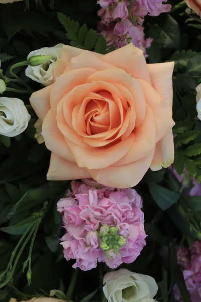 大きな結婚式の中心で桃の色のバラ — ストック写真