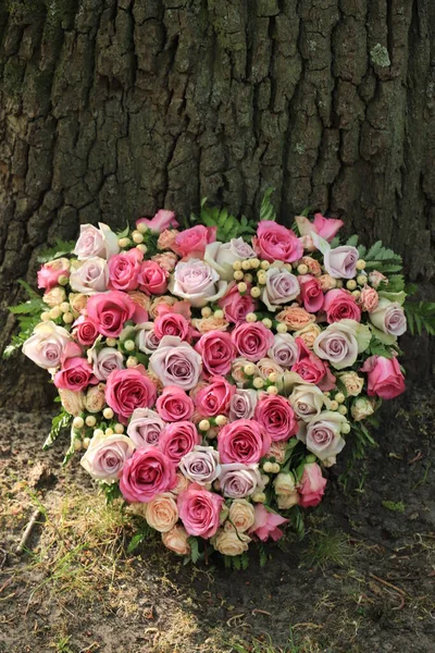 Μια Σύνθεση Λουλούδι Συμπάθεια Σχήμα Καρδιάς Ροζ Και Μοβ Τριαντάφυλλα — Φωτογραφία Αρχείου