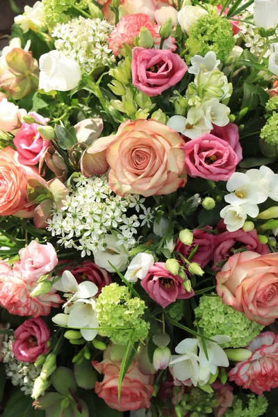 Fleurs Roses Blanches Dans Une Pièce Maîtresse Mariage Fleurs Mixtes — Photo