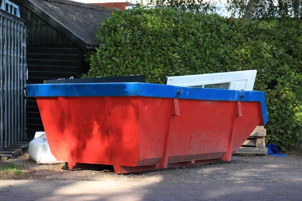 Großer Roter Müllcontainer Der Nähe Einer Renovierungsstelle — Stockfoto