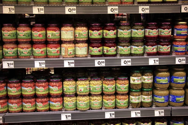 オランダのハールレム 2016年5月8日 ガラス瓶の中のさまざまな種類の野菜 ラベルのテキスト オランダ語の製品説明 ユーロでの価格 — ストック写真