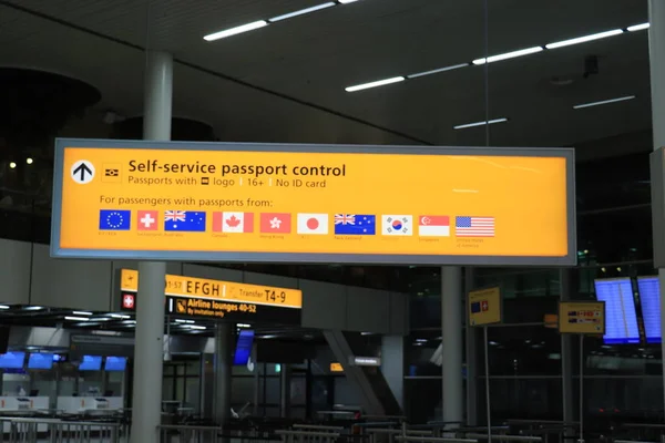 Amsterdam Holandia Września 2019 Żółty Znak Lotnisku Samoobsługowej Kontroli Paszportowej — Zdjęcie stockowe