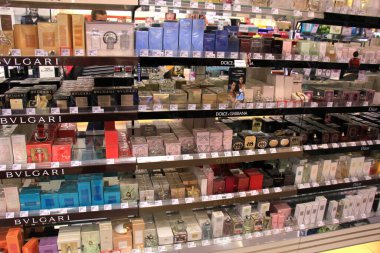 Meppen, Almanya, Ağustos 14th 2017: bir mağaza parfüm farklı markalar