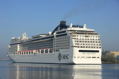 Velsen, Hollanda - Nisan, 20 2018: Msc Magnifica Kuzey Denizi cana, Msc Cruises tarafından işletilen.