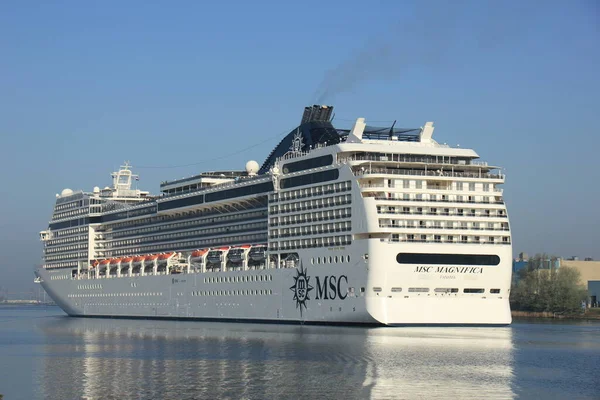 Velsen, Hollanda - Nisan, 20 2018: Msc Magnifica Kuzey Denizi cana, Msc Cruises tarafından işletilen.