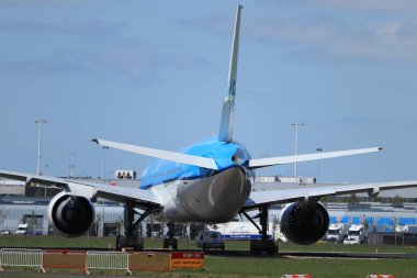 Amsterdam Havalimanı Schiphol, Hollanda - 5 Mayıs 2020: Havalimanı kapatıldı. KLM Boeing 777 havaalanı yakınlarında park halinde.