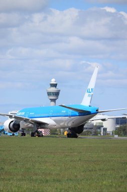 Amsterdam Havalimanı Schiphol, Hollanda - 5 Mayıs 2020: Havalimanı kapatıldı. KLM Boeing 777 havaalanı yakınlarında park halinde.