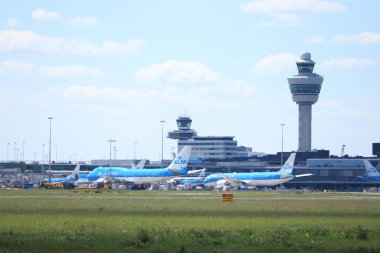 Amsterdam Havalimanı Schiphol, Hollanda - 5 Mayıs 2020: Havalimanı kapatıldı. Corona Covid 19 virüsü yüzünden hava trafiği kısıtlı.
