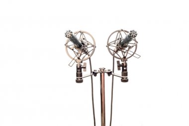 Stereo kondenser mikrofon kabloları, shockmounts ve üzerinde beyaz izole stand ile