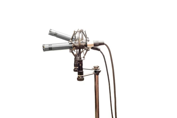 Micrófonos de condensador estéreo con cables, soportes de choque y soporte aislado en blanco — Foto de Stock