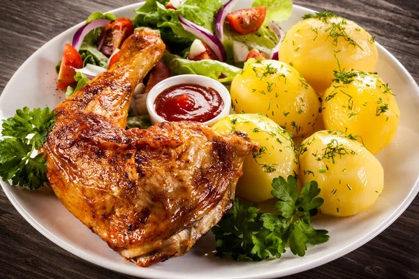 Grilled chicken leg and vegetables — Stock Photo, Image