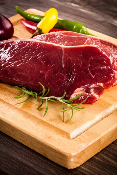 Rå nötkött på skärbräda — Stockfoto