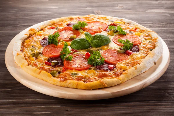 Pizza salami en groenten — Stockfoto