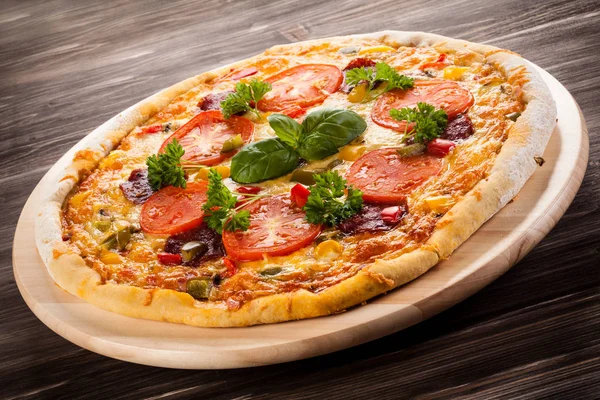 Пицца с овощами и салями — стоковое фото