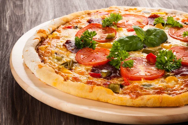 Pizza com legumes e salame — Fotografia de Stock