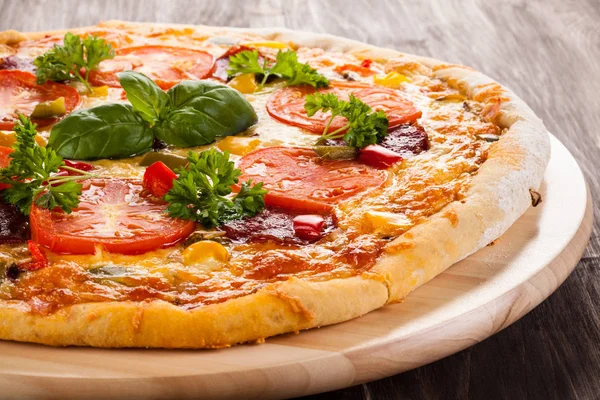 Pizza mit Gemüse und Salami — Stockfoto