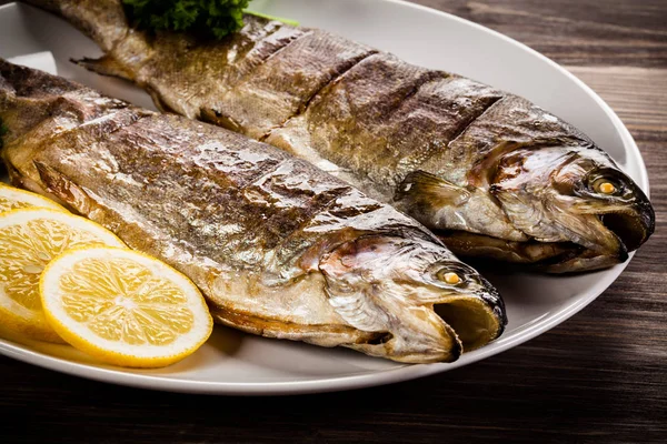 Plato de pescado - pescado asado y verduras — Foto de Stock