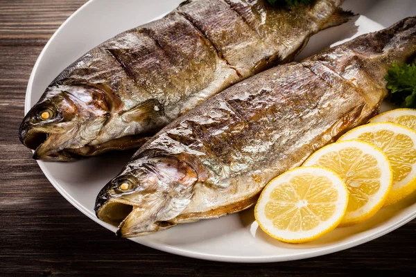 Plato de pescado - pescado asado y verduras — Foto de Stock