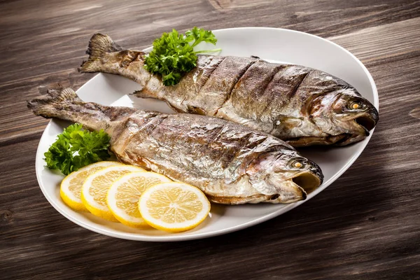 Plato de pescado - pescado asado y verduras — Foto de Stock