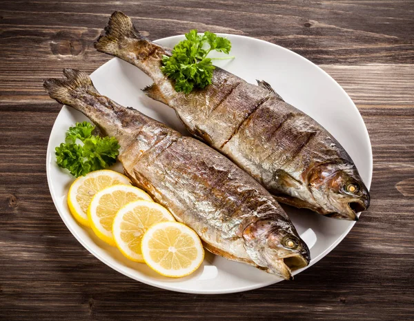 Fischgericht - gebratener Fisch und Gemüse — Stockfoto