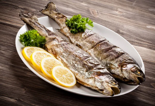 鱼菜-烤的鱼和蔬菜 — 图库照片