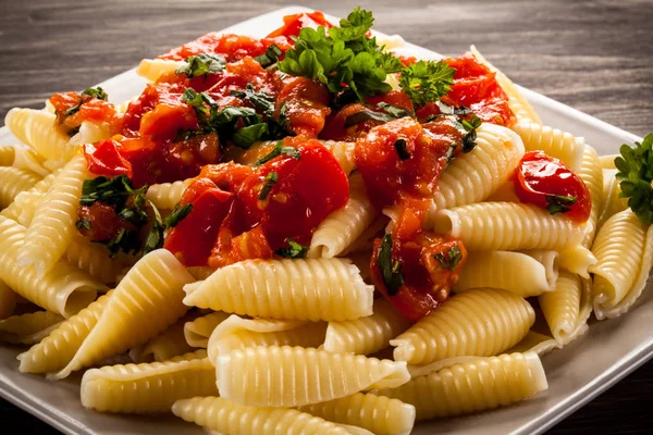 Pasta med tomatsås och persilja — Stockfoto