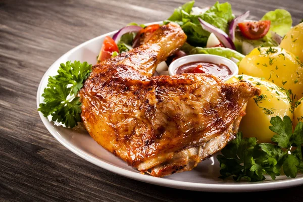 Benen van de gebraden kip en groenten — Stockfoto