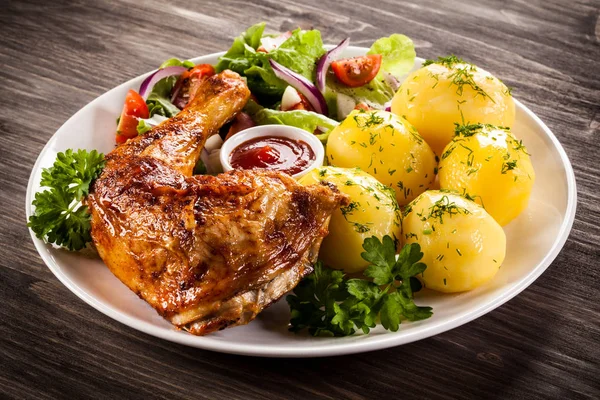 Roasted chicken legs and vegetables — Stock Photo, Image