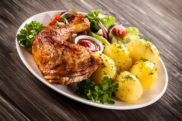 Roasted chicken legs and vegetables — Stock Photo, Image