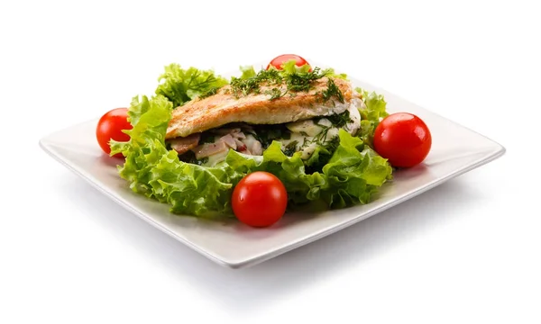 Filete de pollo a la parrilla con verduras sobre fondo blanco — Foto de Stock